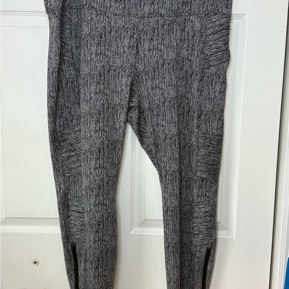 Athleta Delancy Motto Chic Gray Patterned Leggings - image 1